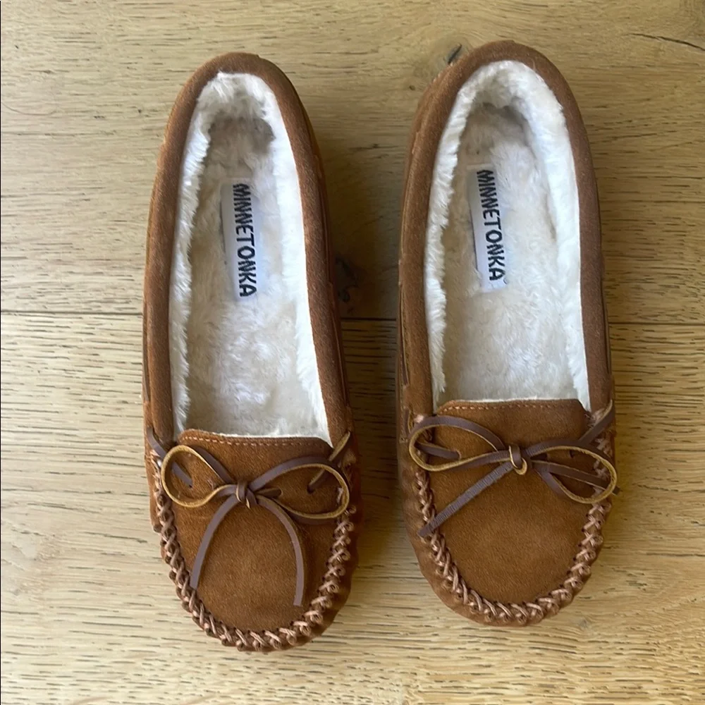 Minnetonka Brown Moccasin Shoes with Cozy Lining - Picture 1 of 3